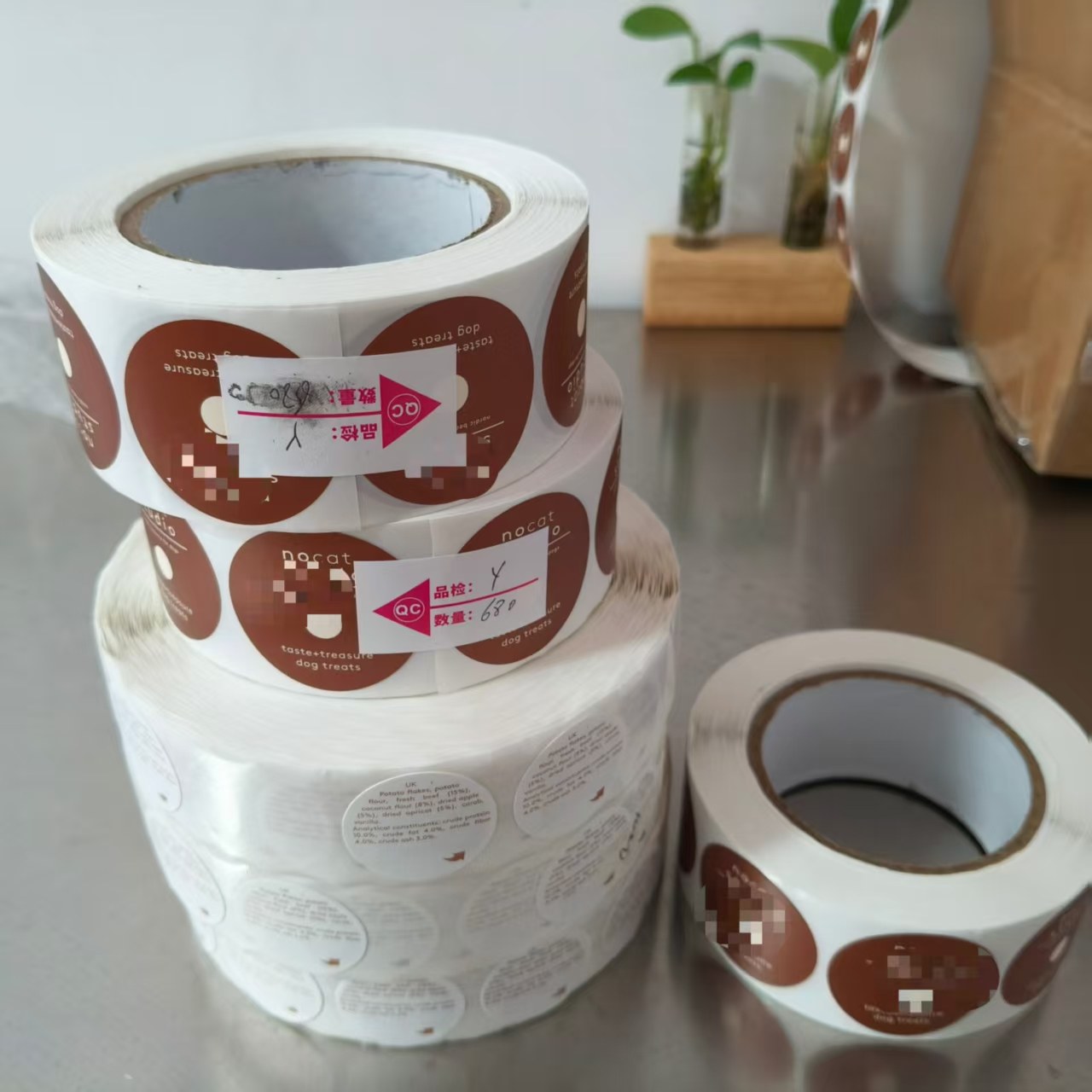 JOJO প্যাক ডেনিশ ক্লায়েন্টের জন্য কাস্টম ডগ ট্রিট স্টিকারের চালান প্রস্তুত করে