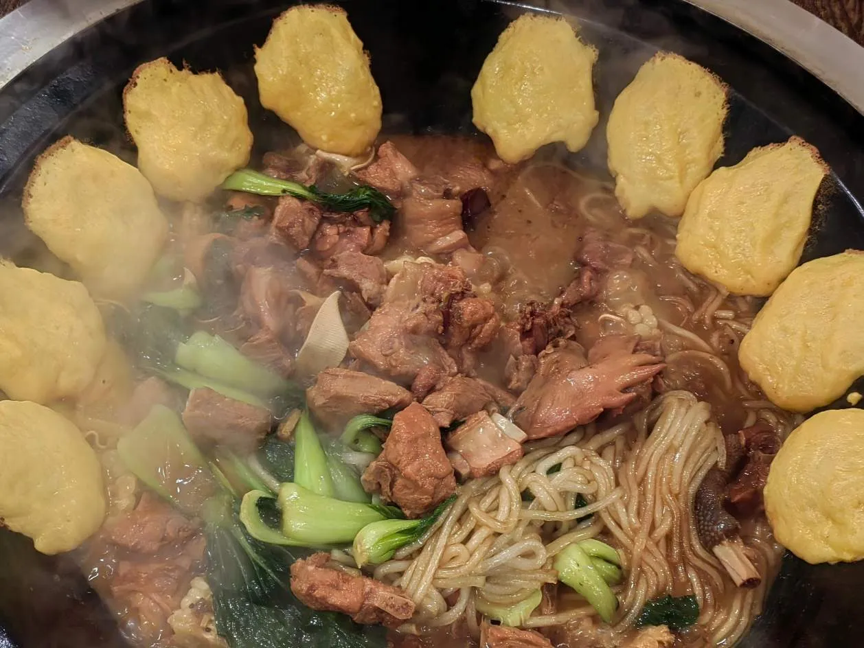 ম্যানেজার মেন স্ট্রাইভারদের অতিরিক্ত খাবার অফার করে