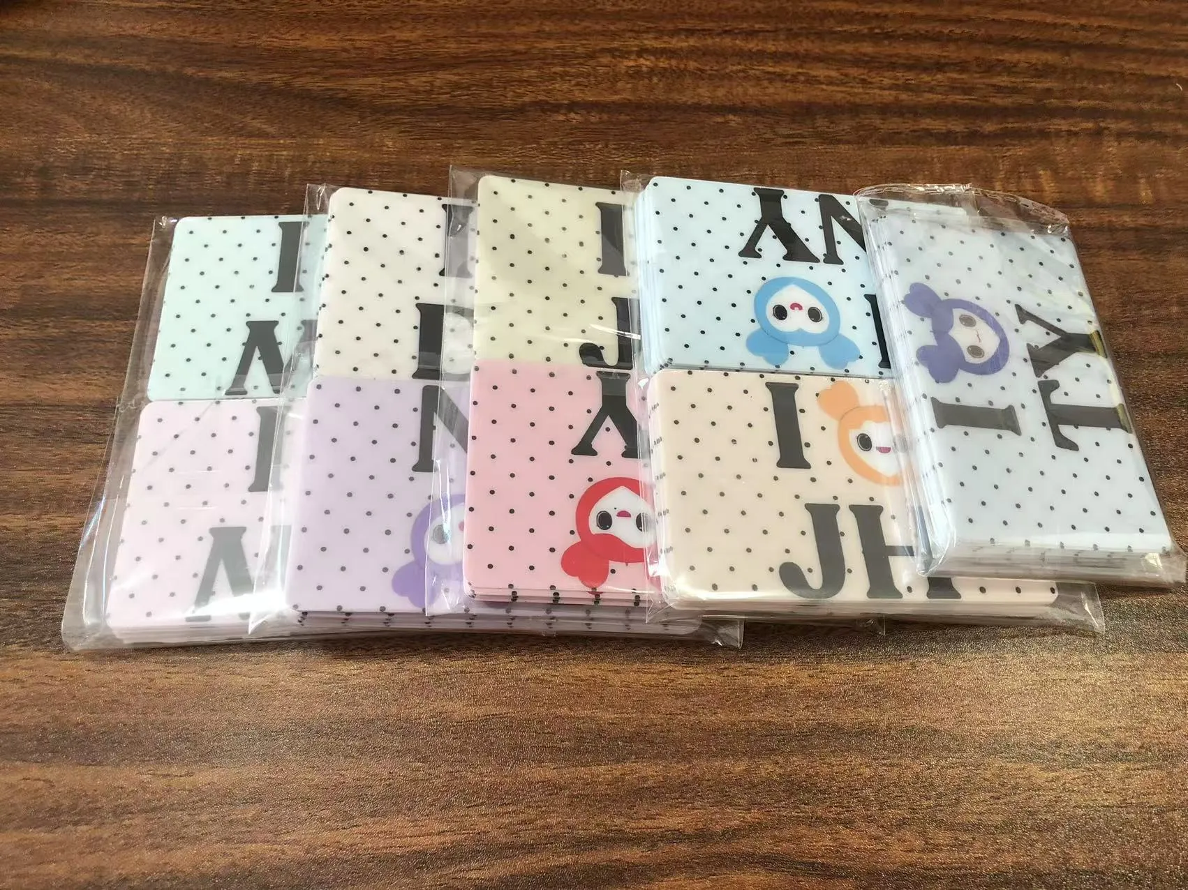 JOJO প্যাক মার্কিন গ্রাহকদের ক্রেডিট কার্ড কভার স্টিকার পাঠায়