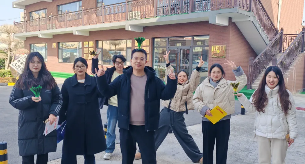 শর্ট লাঞ্চ ব্রেক শাটলকক মজার সাথে অফিসকে শক্তিশালী করে