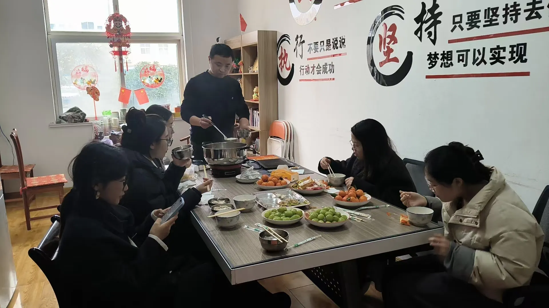 জোজো প্যাক তাংইয়ুয়ানের সাথে লণ্ঠন উৎসব উদযাপন করে