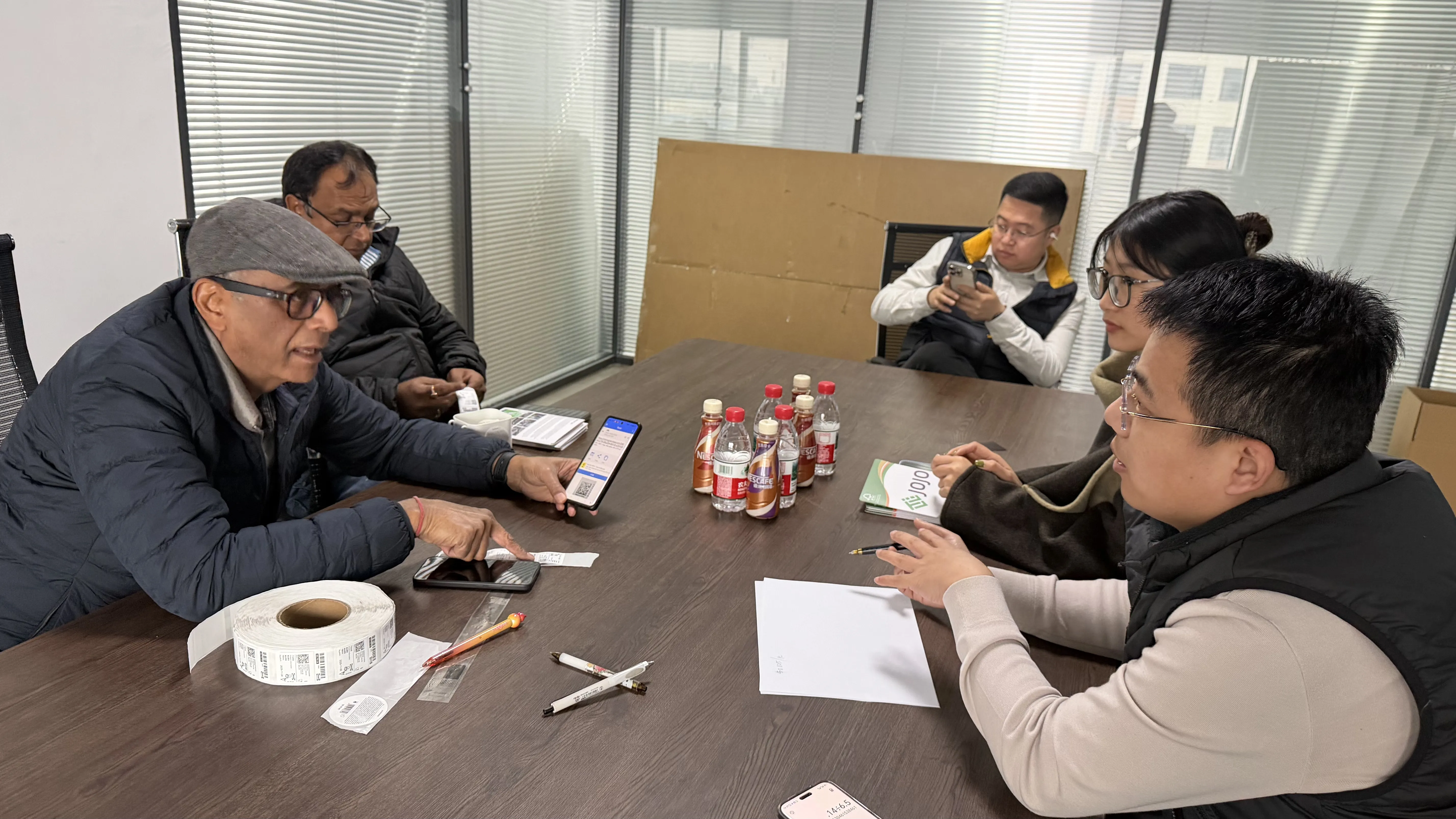 আমাদের কারখানা দেখার জন্য গ্রাহকদের আন্তরিকভাবে স্বাগত জানাই